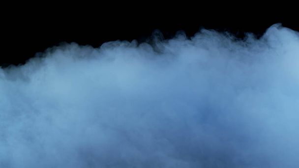 Foto de Nubes realistas, niebla, humo, neblina, niebla, vapor, humo, humo de hielo seco sobre fondo negro oscuro. Póster, Papel pintado, Textura, Banner, Still design
. - Foto, imagen