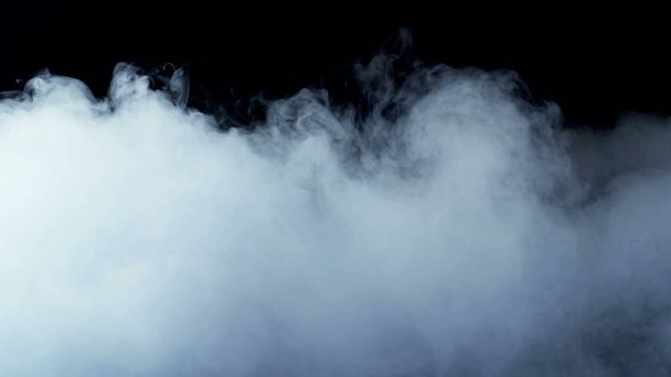Foto de Nuvens Realistas, nevoeiro, fumaça, névoa, vapor, fumaça, fumaça de gelo seco no fundo escuro preto. Cartaz, papel de parede, textura, bandeira, ainda design
. - Foto, Imagem