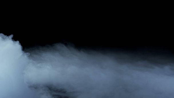 Realistische Wolken, Nebel, Rauch, Dunst, Nebel, Dampf, Rauch, Trockeneisrauch auf schwarzem, dunklem Hintergrund. Plakat, Tapete, Textur, Banner, Standbild. - Foto, Bild