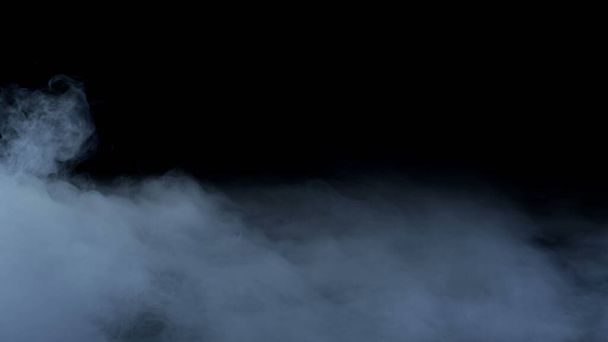 Fénykép reális felhők, köd, füst, köd, köd, gőz, füst, száraz jég füst fekete sötét háttér. Plakát, tapéta, textúra, banner, Still design. - Fotó, kép