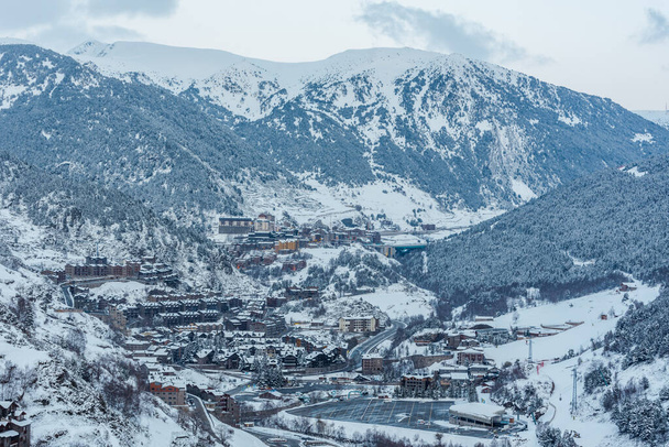 Cityscape no inverno de Ransol, El Tarter e Soldeu em Andorra
. - Foto, Imagem
