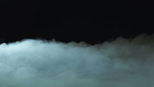 Φωτογραφία από Ρεαλιστικά Σύννεφα, ομίχλη, καπνό, ομίχλη, ομίχλη, ατμός, καπνός, ξηρός καπνός πάγου σε μαύρο σκούρο φόντο. Αφίσα, Ταπετσαρία, Υφή, Μπάνερ, Still design. - Φωτογραφία, εικόνα