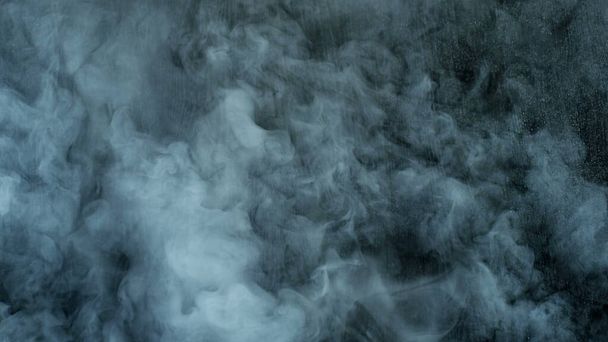 Photo de Real Smoke sur fond noir - superposition réaliste pour différents projets. Nuages brouillard, brouillard, brume, vapeur
. - Photo, image
