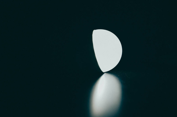 light bulb turned on at night on a table - Valokuva, kuva