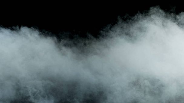 Φωτογραφία του Real Smoke σε μαύρο φόντο - ρεαλιστική επικάλυψη για διαφορετικά έργα. Σύννεφα ομίχλη, ομίχλη, ομίχλη, ατμός. - Φωτογραφία, εικόνα