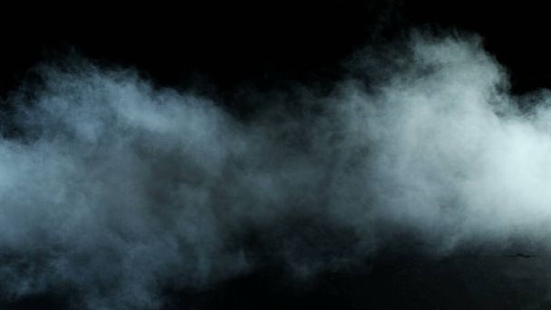 Foto von Real Smoke auf schwarzem Hintergrund - realistisches Overlay für verschiedene Projekte. Wolken Nebel, Nebel, Dunst, Dampf. - Foto, Bild