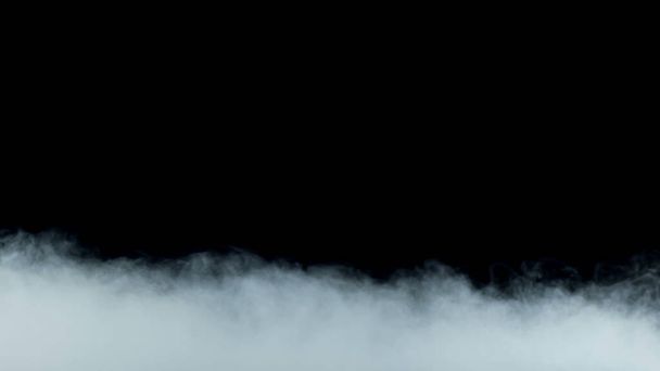 Igazi füst a fekete háttér fotón. Száraz jégkemény füst. - Fotó, kép