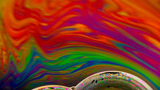 Szappan buborék makró szivárvány színek létre sokszínű mintákat. Színes hab szappan buborék fotó textúra tapéta banner magas filmminőségű (Red Dragon Camera). - Fotó, kép