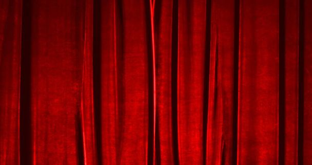 本物のベルベットクロスステージシルクカーテン。カーテン劇場、オペラ、ショー、舞台シーンのために。本物の映画のカーテン写真。光沢のある布. - 写真・画像