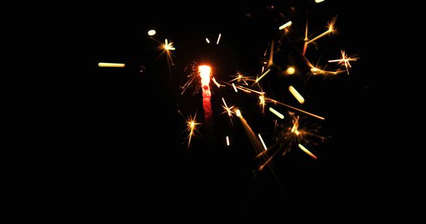День рождения праздник (торт) Искорка фейерверк огонь для различных проектов и мероприятий
. - Фото, изображение