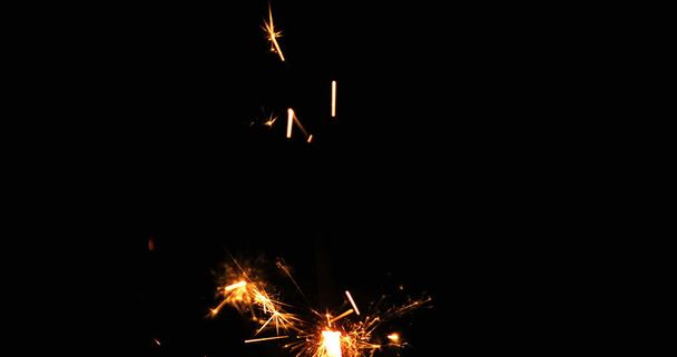  День рождения праздник (торт) Искра фейерверк огонь для различных проектов и мероприятий. Sparks, Spark
. - Фото, изображение