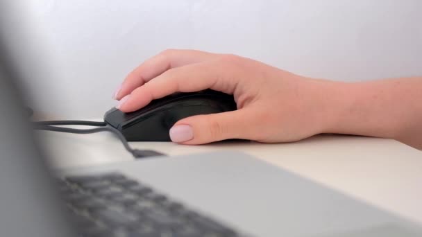 Mão feminina com mouse de computador na mesa, close-up  - Filmagem, Vídeo