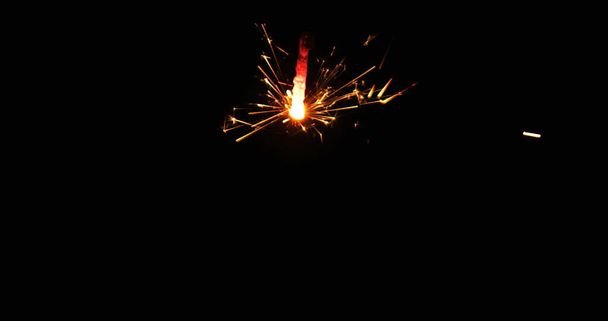  Verjaardag vakantie (taart) Sparkle Vuurwerk Vuur voor uw verschillende projecten en evenementen. Vonken, Vonk. - Foto, afbeelding