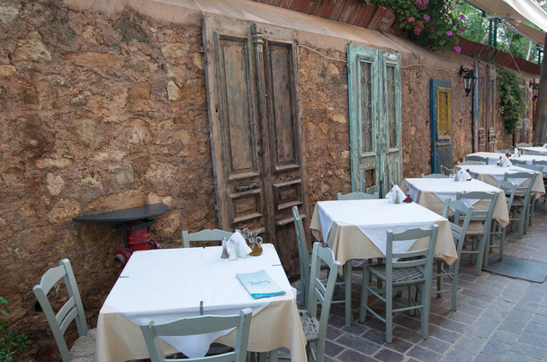 Kréta, Görögország - 2013. július 1.: üres asztalok az étteremben, Chania óvárosában - Fotó, kép