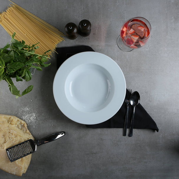 pasta italiana plato vacío sobre fondo de madera
 - Foto, imagen