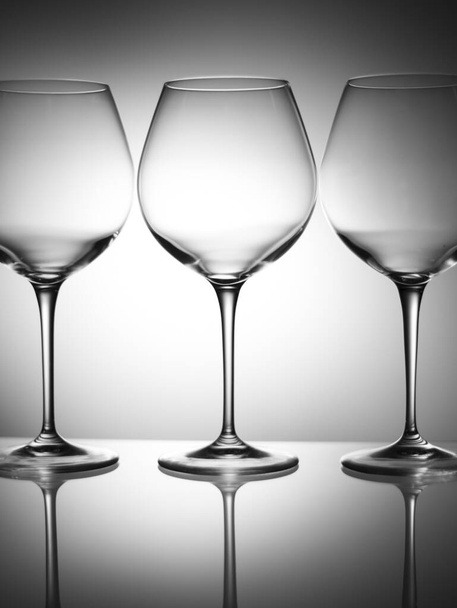 Trois verres à vin noir et blanc
 - Photo, image