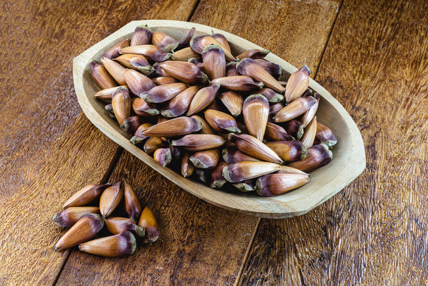 semilla de araucaria pinho, brasileña y europea utilizada en la cocción de alimentos, aceites y bebidas típicas del invierno
. - Foto, Imagen