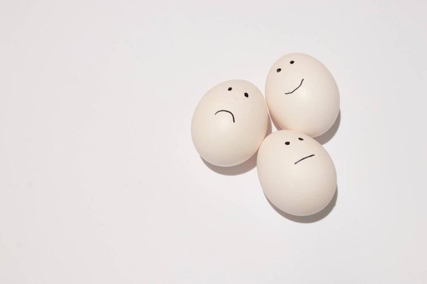 en un huevo blanco, los ojos y la boca se dibujan con un rotulador negro sobre un fondo aislado
 - Foto, Imagen