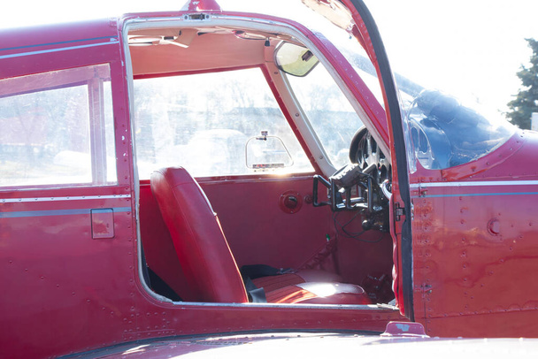 Pilotenkabine eines kleinen roten Flugzeugs - Foto, Bild