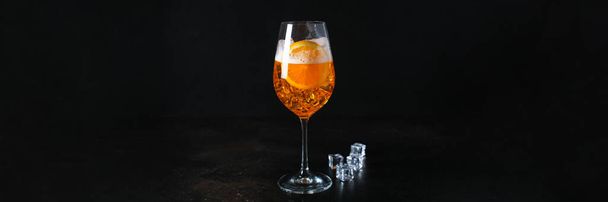 pomarańczowa lemoniada cytrusowa, koncepcja napoju lodowego Menu. tło żywności. górny widok kopiuj miejsce na tekst - Zdjęcie, obraz