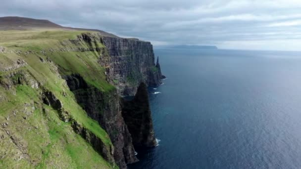 Telecamera scorrevole sulla ripida costa delle Isole Faroe
 - Filmati, video