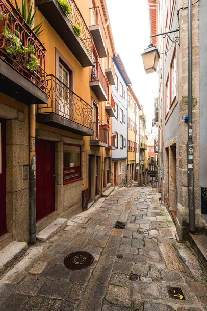 Porto város történelmi óvárosának keskeny utcája Portugáliában - Fotó, kép