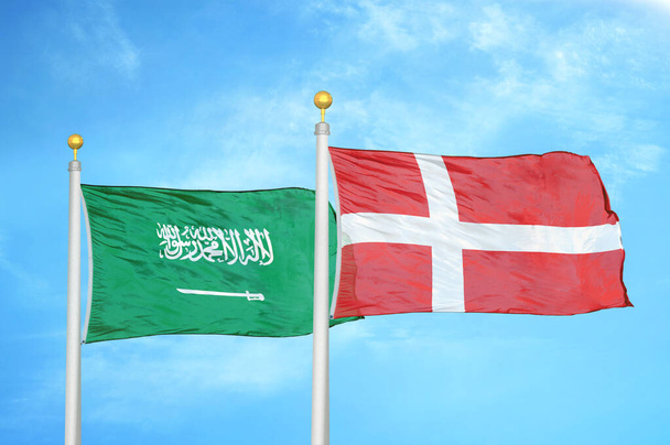 Saudi-Arabien und Dänemark zwei Flaggen auf Fahnenmasten und blauer bewölkter Himmel Hintergrund - Foto, Bild