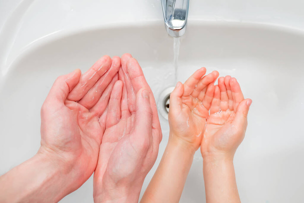 Conceito de higiene, lavagem completa das mãos com água e sabão, importante prevenção de infecções contra doenças contagiosas como o coronavírus. Medidas de protecção contra o novo coronavírus
 - Foto, Imagem