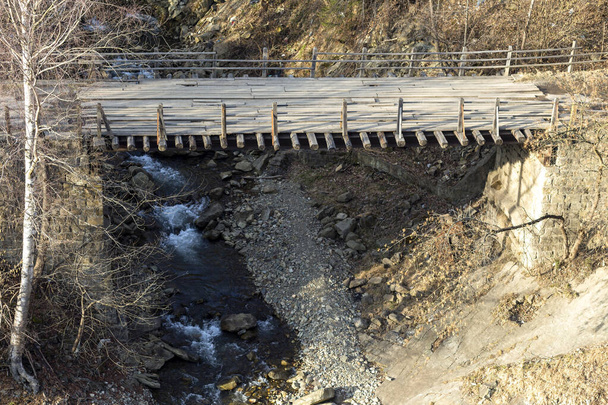 río de montaña con agua fría clara y puente viejo
 - Foto, imagen