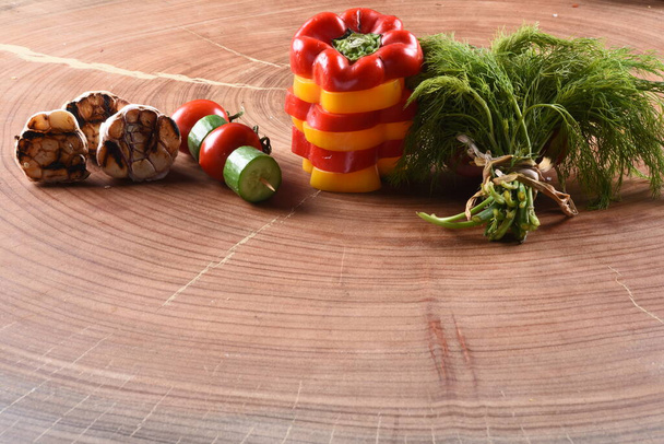 legumes e pimenta para alimentos em fundo de madeira
 - Foto, Imagem