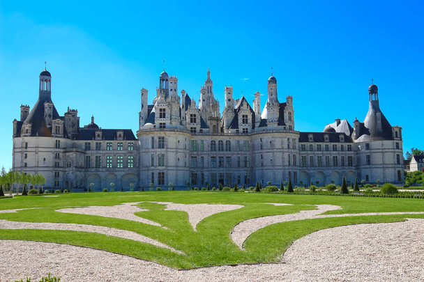 Il castello Chambord è un gioiello architettonico unico costruito a partire dal 1519. È diventato emblematico del Rinascimento francese
. - Foto, immagini