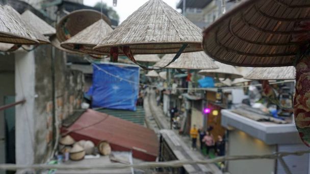cabañas vietnamitas tradicionales en Hanóis famosa calle de tren
 - Foto, Imagen