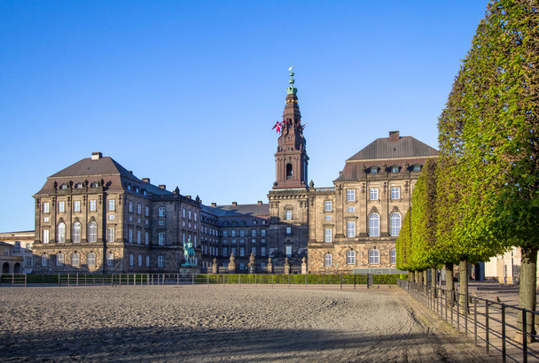 Вид на палац Крістіансборг у Копенгагені в сонячний день, Данія. - Фото, зображення