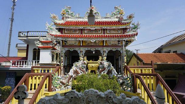 kolorowa chińska świątynia w odcieniu w Wietnamie - Zdjęcie, obraz