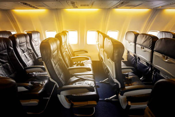 Assentos vazios e janela dentro de uma aeronave, dentro do avião em
  - Foto, Imagem