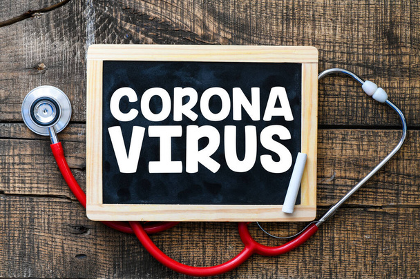 CORONAVIRUS palavra escrita em uma placa de giz. Concepção de surto e pandemia do vírus COVID-19
. - Foto, Imagem