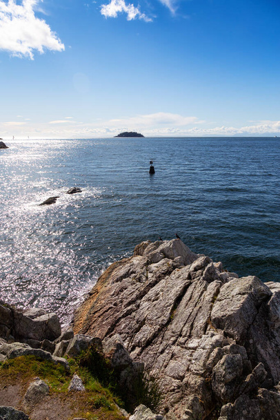 Horseshoe Bay, West Vancouver, British Columbia, Canada. Beautiful Panoramic Canadian Landscape View of a Rocky Island on Pacific West Coast in Whytecliff Park during sunny winter day. - Foto, Imagen