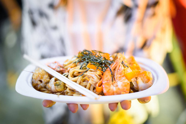 Venta tradicional de mariscos japoneses Yakisoba en comida callejera
 - Foto, Imagen
