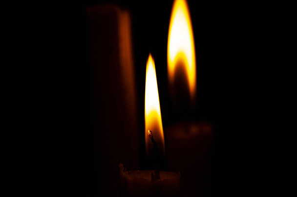 зажженная свеча стоит в темной комнате
 - Фото, изображение