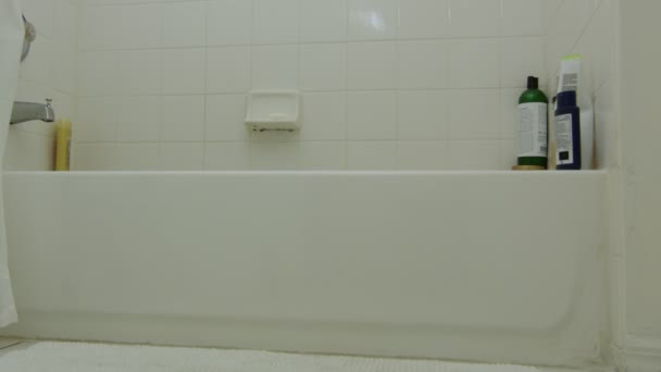 Trage beweging weg van een badkuip - Video