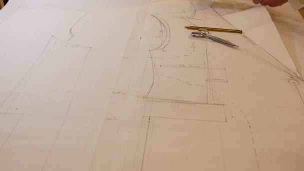 Hände zeichnen eine Designskizze für schwarze Tusche, Blick über die Schulter, Nahaufnahme, Modeschneiderei im Atelier: Life of Tailor 's Shop - Filmmaterial, Video