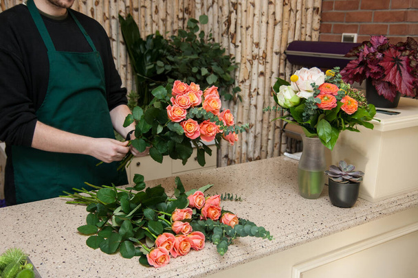 Ανθοπωλείο τακτοποίηση ένα μπουκέτο τριαντάφυλλα - Φωτογραφία, εικόνα