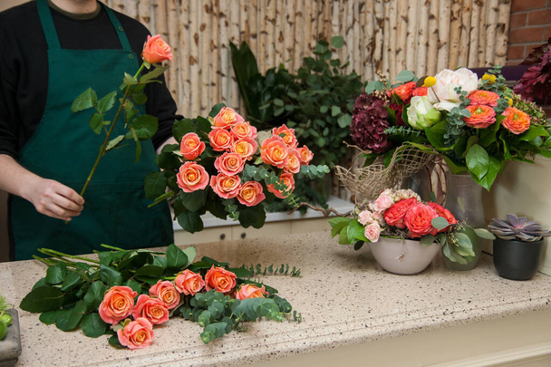Florist arranging a bouquet of roses - Photo, Image