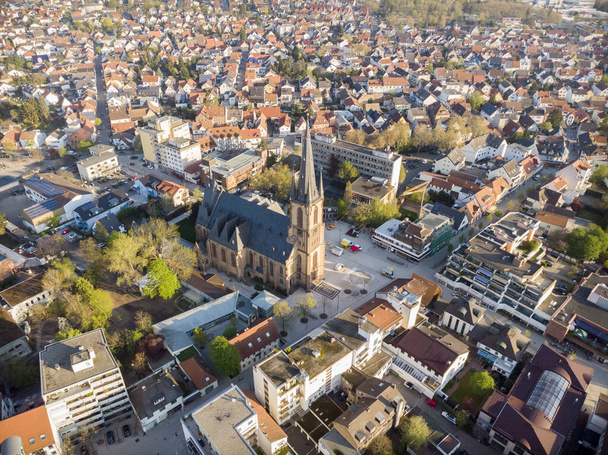 Schöner Blick von oben auf die Viernheimer Innenstadt am Morgen. - Foto, Bild