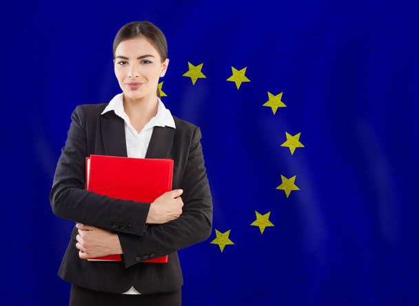 Fernlehrkonzept. Junge Studentin mit EU-Flagge - Foto, Bild