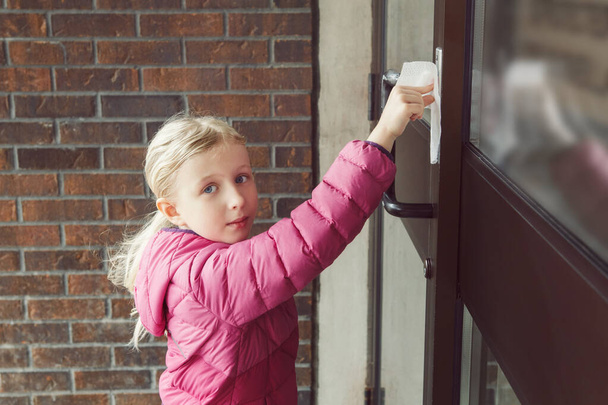 Fehér lány nyomja meg a lift gombot fertőtlenítő nedves törlőkendővel. Elővigyázatosság a vírus terjedése ellen. COVID-19 koronavírus-veszély és gyors járványvírus-fertőzés koncepció.  - Fotó, kép