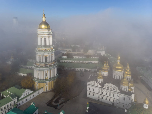 Güzel, sisli, sabah, sonbahar Kiev Pechersk Lavra manzarası. Kiev. - Fotoğraf, Görsel