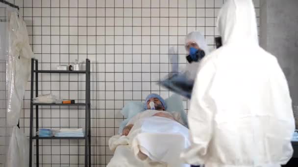 Ασθενής με τον ιό Κορόνα ξαπλωμένος στο κρεβάτι στο νοσοκομείο. - Πλάνα, βίντεο