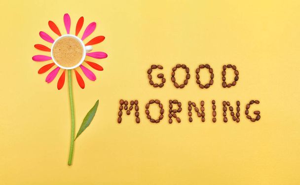 Egy csésze kávét. - Jó reggelt! Tavaszi virágos háttér másolási hellyel. Virágos-fehér csésze sárga alapon, jó reggelt felirattal. Egy csésze kávé szirmokkal, sárga háttérrel. Virágok és kávé. - Fotó, kép
