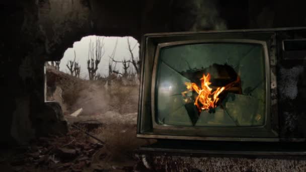 Retro TV z zepsutym ekranem i ogniem w zniszczonym domu.  - Materiał filmowy, wideo